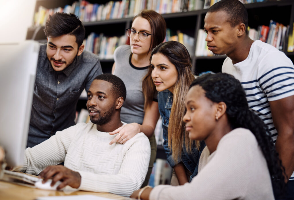 Aulas de idioma modernas para aprender sozinho ou em grupo.